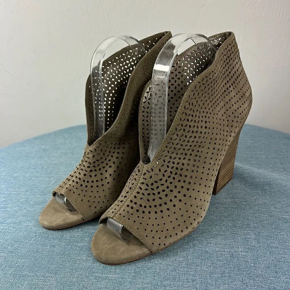 Vince Camuto Kainan Leather Gray Bootie Size 10 M
